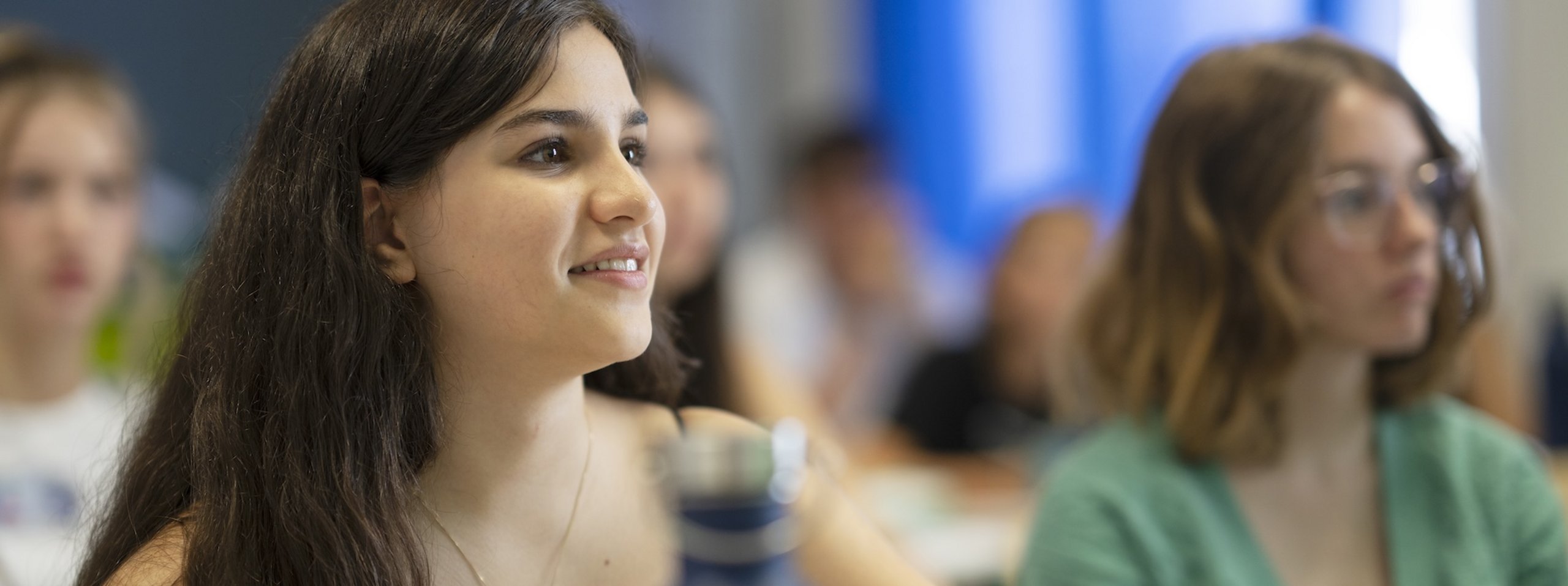 Schülerin der Oberstufe im Unterricht